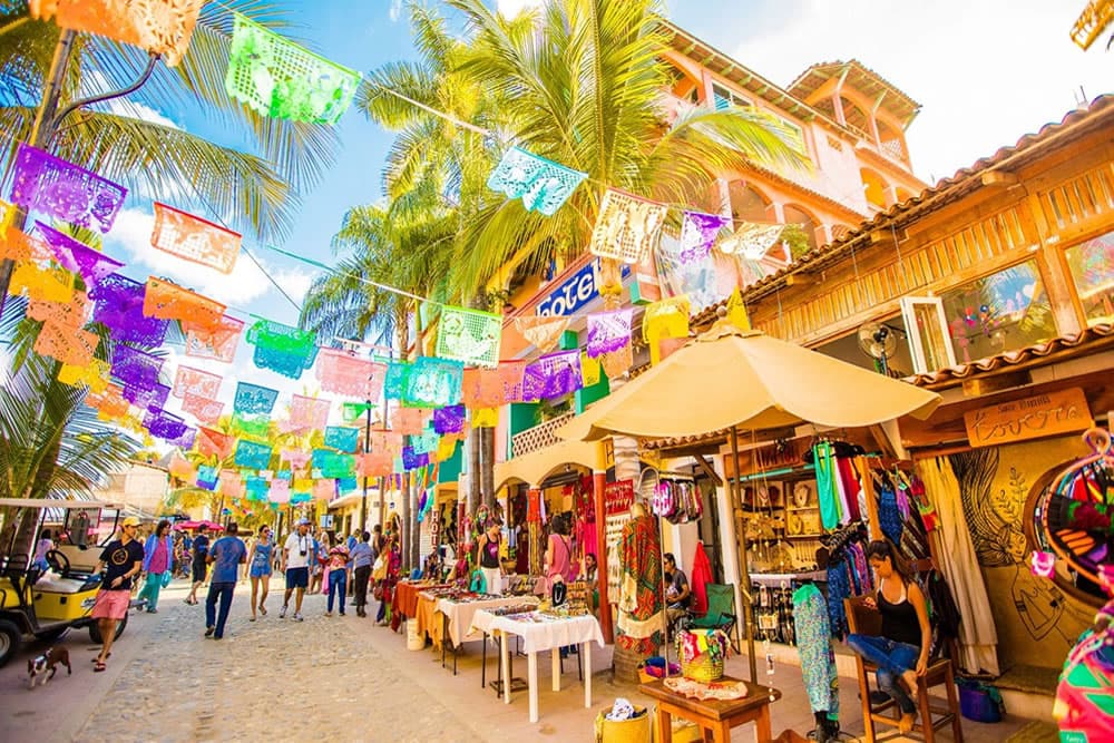 https://visitmexico.com/media/usercontent/67f821a26c444-67f4920ae47de-Sayulita-1-%281%29_gmxdot_jpg